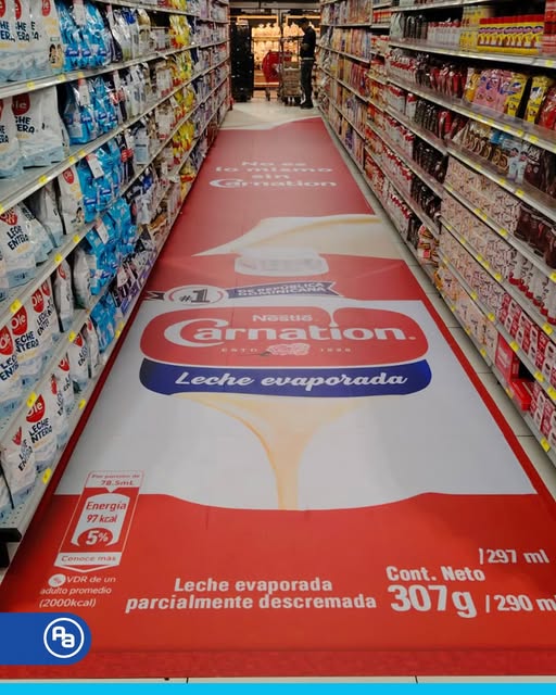 Gráfica de piso de Carnation leche evaporada a lo largo de un pasillo de supermercado