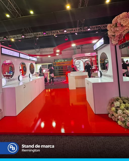 Stand de marca Remington con piso rojo, espejos redondos y mostradores blancos